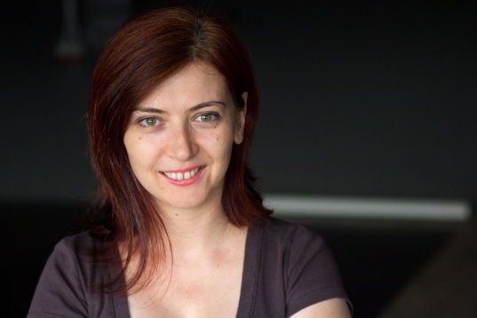 De la Vest la Est. De la Formă la Conținut