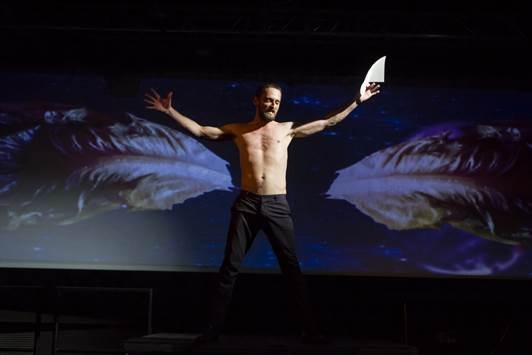 De la Vest la Est. De la Formă la Conținut