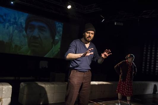 De la Vest la Est. De la Formă la Conținut