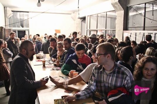 De la Vest la Est. De la Formă la Conținut