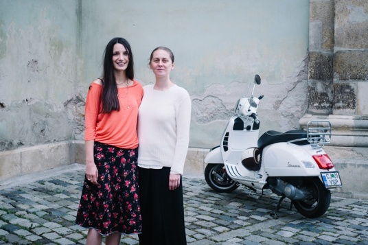 În jurul mesei cu grupul artistic Mixer 