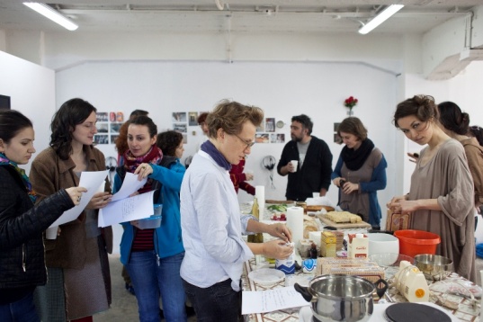 În jurul mesei cu grupul artistic Mixer 