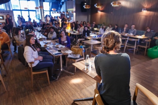 Diminețile creative în București se servesc cu trei lingurițe de inspirație