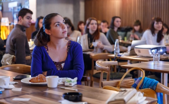 Diminețile creative în București se servesc cu trei lingurițe de inspirație