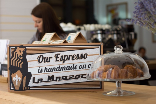 Cafea proaspăt prăjită și accente de design, în direct de la Baia-Mare