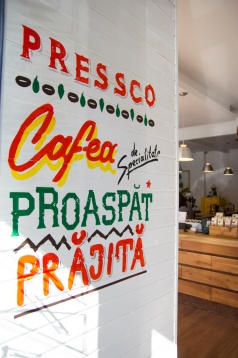 Cafea proaspăt prăjită și accente de design, în direct de la Baia-Mare