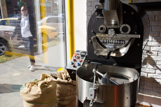 Cafea proaspăt prăjită și accente de design, în direct de la Baia-Mare