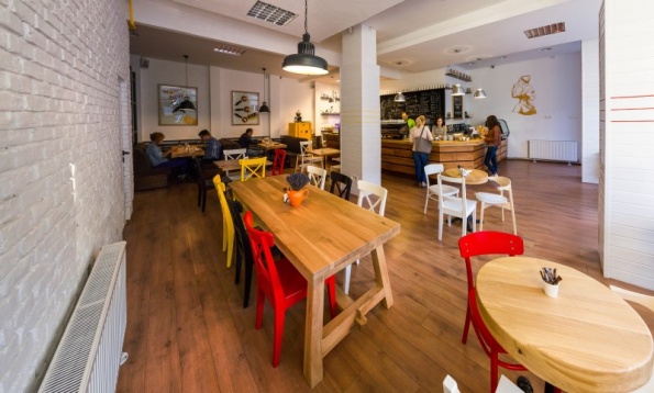 Cafea proaspăt prăjită și accente de design, în direct de la Baia-Mare