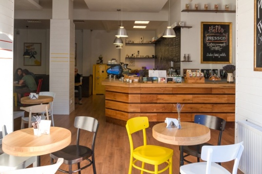 Cafea proaspăt prăjită și accente de design, în direct de la Baia-Mare