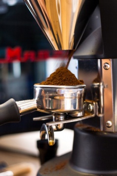 Cafea proaspăt prăjită și accente de design, în direct de la Baia-Mare