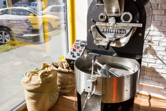 Cafea proaspăt prăjită și accente de design, în direct de la Baia-Mare