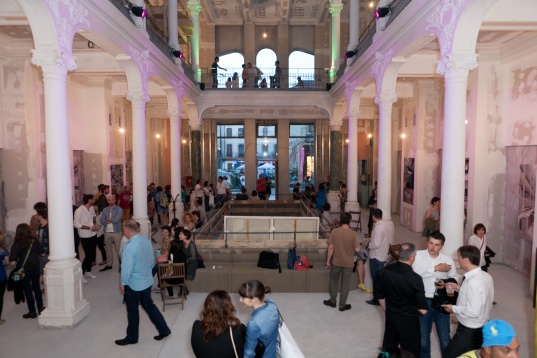 În Carusel, de dimineața până seara