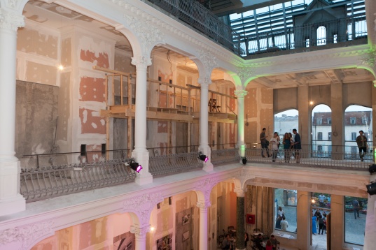 În Carusel, de dimineața până seara