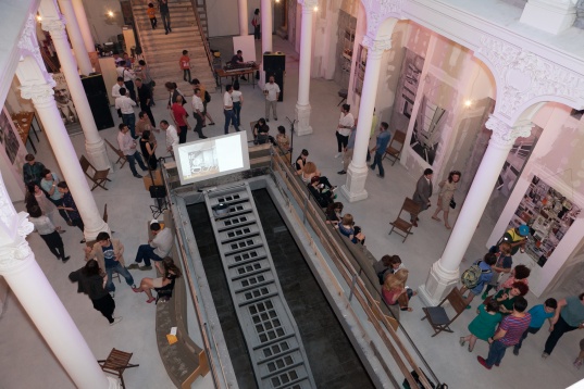 În Carusel, de dimineața până seara