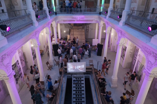 În Carusel, de dimineața până seara