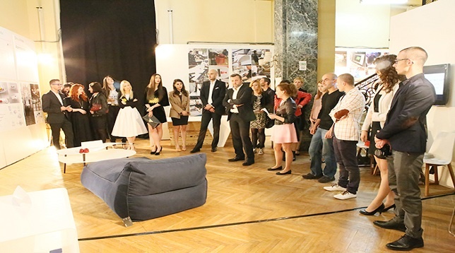 INSTALART/ OBIECT/ 004. Inspired by UniCredit Bank