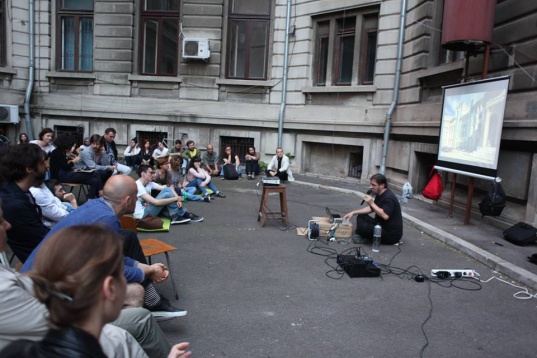 Întâlnire cu Dan Perjovschi în curtea Universității București