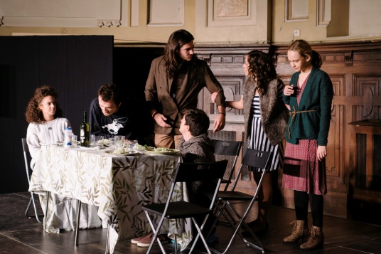 Focus Grup Teatru//Film - Un lung șir de compromisuri  