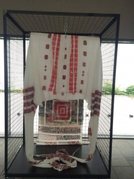 Alessia Santucci // Urme și îmbinări. Costumul obiect