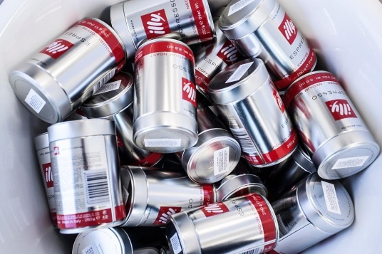 20.000 de cutii illy îmbrăcate în design-ul unui tânăr artist român