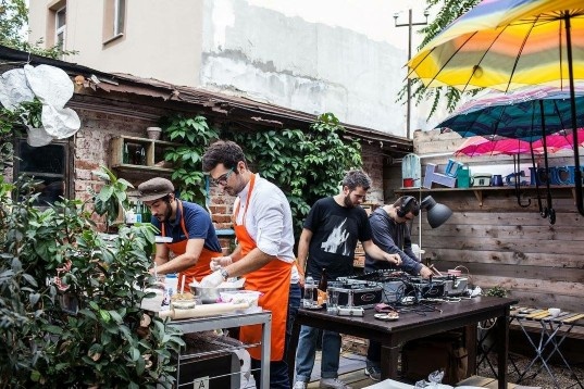 Dizainăr & Acuarela Bistro  // Designeri și Artiști la Grătar