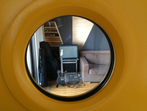 CREATIVE CRIBS #7 / Vizită în mansarda electrică 