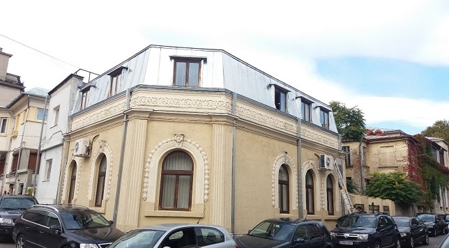 De la bal la birou și... în parc