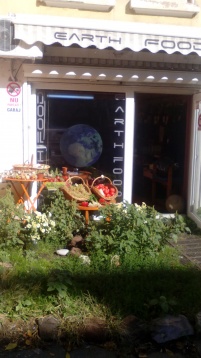 Pe harta Cartierului Creativ // Băcănia Earth Food