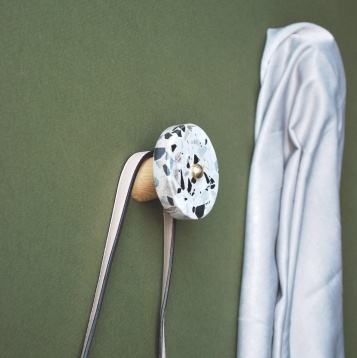 Tânărul care se încăpățânează să facă faimos designul de obiect românesc în lume