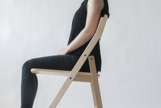 Tânărul care se încăpățânează să facă faimos designul de obiect românesc în lume