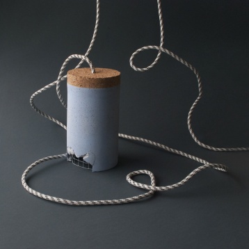 Tânărul care se încăpățânează să facă faimos designul de obiect românesc în lume