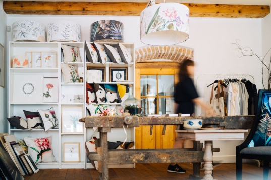 Creatoarea care jonglează cu succes cu arta ilustrației botanice și design-ul  