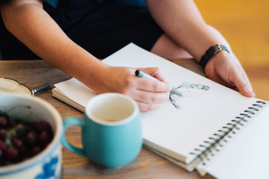 Creatoarea care jonglează cu succes cu arta ilustrației botanice și design-ul  