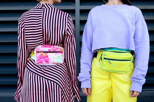 Tânăra care și-a pus creativitatea într-o borsetă și a cucerit streetwear-ul românesc