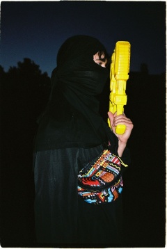 Tânăra care și-a pus creativitatea într-o borsetă și a cucerit streetwear-ul românesc