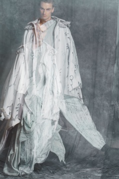 MĂDĂLINA STAN // CERCETAREA INFLUENȚELOR DIMENSIUNII ONIRICE ȘI A RAPORTULUI DINTRE REAL ȘI IMAGINAR ÎN MODA CONTEMPORANĂ