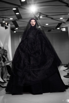 PAUL PALM // STUDIU ASUPRA VERSATILITĂȚII VESTIMENTARE & ANALIZA PSIHOLOGICĂ A DEPRESIEI ȘI RELATAREA EI ÎN MODA CONTEMPORANĂ 