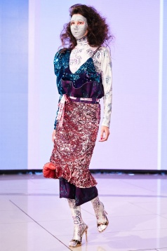 SMARANDA BUC // STUDIEREA UNOR DEVIAȚII COMPORTAMENTALE ȘI PSIHOLOGICE CA PUNCTE DE PLECARE PENTRU CONCEPEREA MORFOLOGIILOR VESTIMENTARE ALE COLECȚIEI