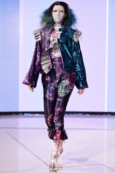 SMARANDA BUC // STUDIEREA UNOR DEVIAȚII COMPORTAMENTALE ȘI PSIHOLOGICE CA PUNCTE DE PLECARE PENTRU CONCEPEREA MORFOLOGIILOR VESTIMENTARE ALE COLECȚIEI