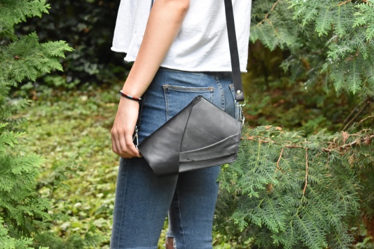 TEODORA HOLENCIUC // GENȚI ȘI ACCESORII DIN PIELE PINETAG