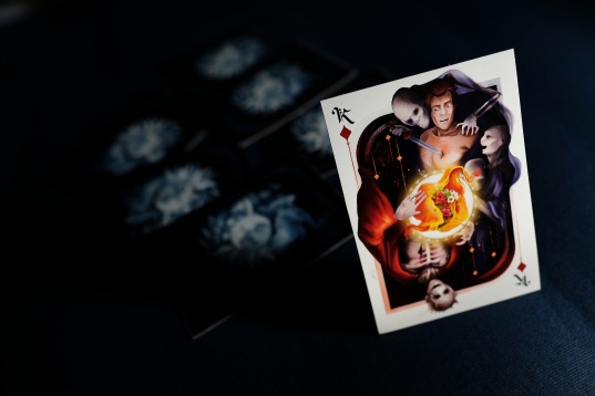 MIHAELA RĂILEANU // CĂRȚI DE JOC SACRU ȘI PROFAN. INTERPRETAREA SIMBOLURILOR SACRE PRIN ELEMENTE VIZUALE DESTINATE FORMATELOR MICI