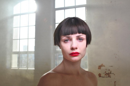 153 DE SECUNDE   Teatru contemporan inspirat de povestea uneia dintre supraviețuitoarele dramei de la Colectiv