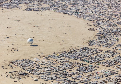F A R - 12 Fotografi de Arhitectură din România