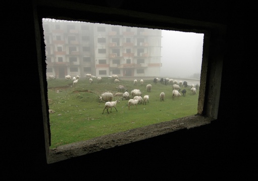 F A R - 12 Fotografi de Arhitectură din România