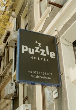 La pas prin cartier: Puzzle Hostel, o incursiune în lumea celor pentru care a călători este un stil de viață