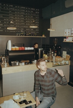 La pas prin cartier: Ritual social la Black Habit