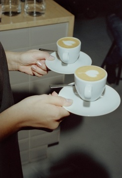 La pas prin cartier: Ritual social la Black Habit