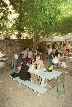 J’ai Bistrot – bistrou, bar, terasă, grădină, curte sau loc de joacă?