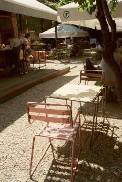 J’ai Bistrot – bistrou, bar, terasă, grădină, curte sau loc de joacă?