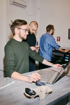 La pas prin cartier: Printoteca dă viață pe textile ideilor creative